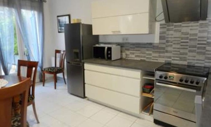 Laree Cottage | Gîte 'Gite Isis' with Private Terrace, Shared Garden and Wi-Fi