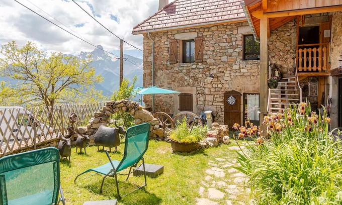 Les Cotes de Corps Cottage | Cottage 'Le P'tit' with Lake View, Private Terrace and Wi-Fi