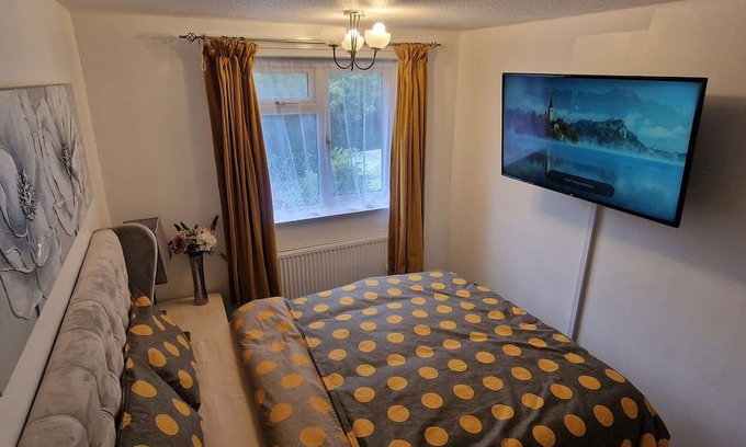 Leicester House | Detached 3 Bedroom House in Leicester with Private Parking & Garden