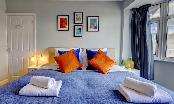 Coventry House | 4 BedRoom House | w/FREE Wi-fi | Parking
