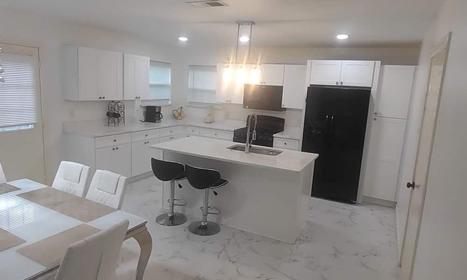 Dallas House | Modern & Elegant 3-bedroom home in Dallas, Texas.