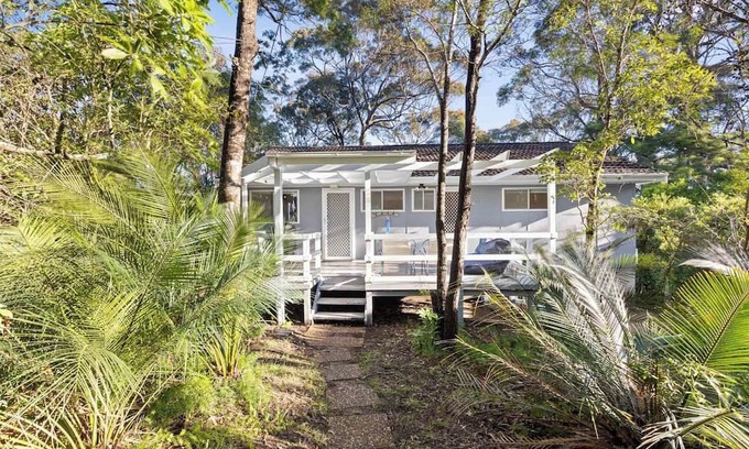 Mossy Point House | A classic beach house with waterfront access and a 5min walk to the beach