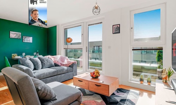 Stevenage Apartment | Super King Balcony Suite - Luxury, Eco, Fast Wi-Fi