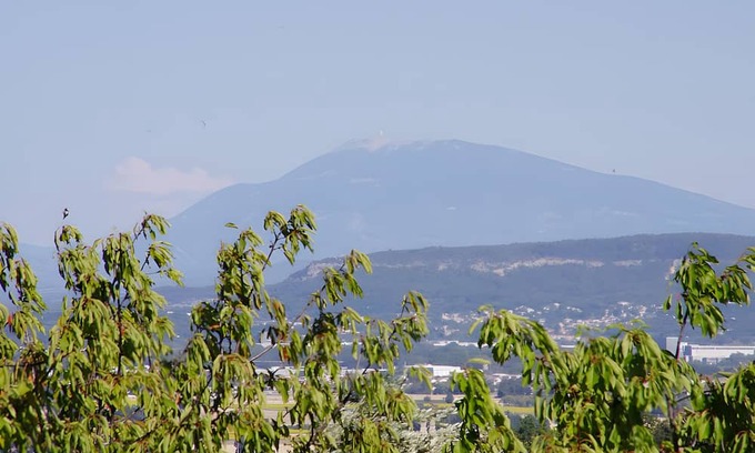 Bourg-Saint-Andeol House | Guest House 'Chambre Côté Ventoux' with Shared Pool and Garden