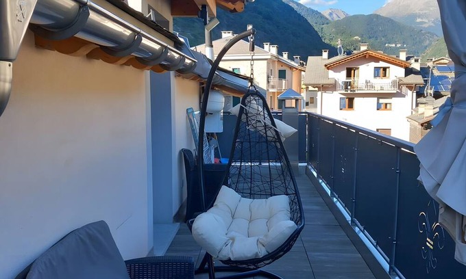 Grosio House | Holiday Home 'Sam Fiamet' with Mountain View, Shared Garden and Wi-Fi