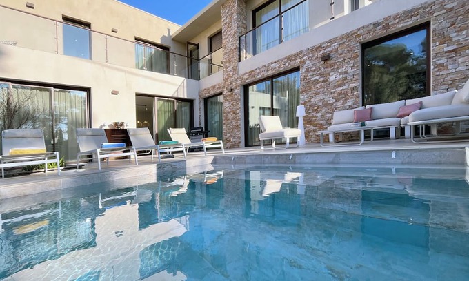 Saint-Raphael House | UCCELLI LE LUXE Heated swimming pool: