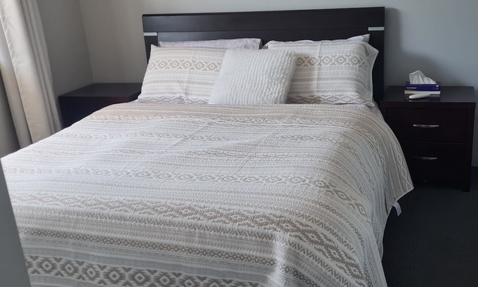 Llanarth House | Llanath home.7.8 km to Mount panorama racing circuit