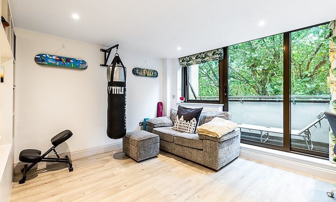 Turnham Green Apartment | ​Chiswick Studio Retreat with Private Balcony