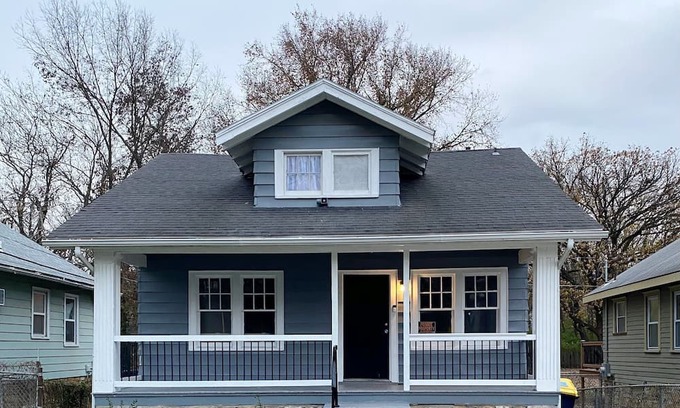 Kansas City House | Jazzy Charmer located in the Heart of Kansas City, MO., & Close To Everything KC