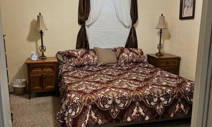 Carlyle House | Charming 2-bedroom, two bathroom house in Carlyle, pets welcome!