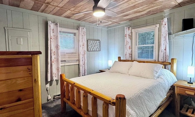 Calvin Cabin | Cabin Close to Raystown Lake Hot Tub Fire Pit Newly Renovated