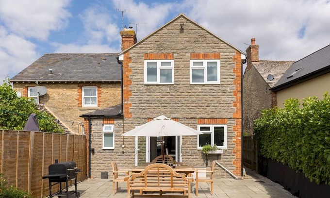 Lechlade House | Riverview House | Family home | Large garden | Pass the Keys