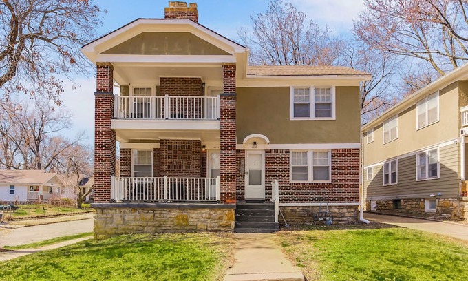 South Kansas City House | Comfy 2BR Near Hospitals, UMKC, Brookside, & Plaza