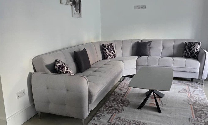 Thornton Heath House | Cosy family-friendly home, perfectly located near shops, parks, and restaurants.