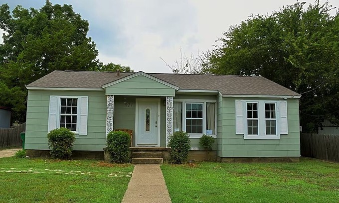 Waxahachie House | Charming 2-Bed Bluebonnet Bungalow in Historic Waxahachie