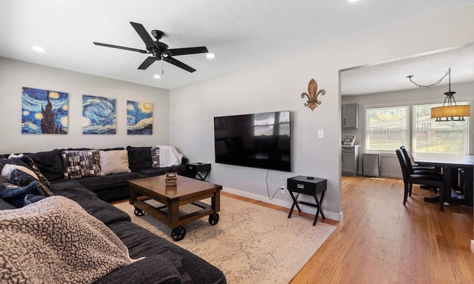 Hikes Point House | Renovated 5BR Retreat 2 Living Rooms Sleeps/Dining for 10, Close to major HWY's