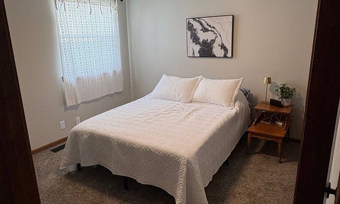 Manhattan House | Fabulous 2-bedroom house in Manhattan. Walkable to KSU.