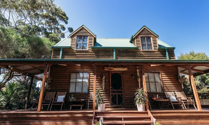 Waratah House | The Sea Shack - Your cosy coastal escape!