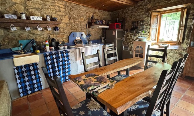 Cuevas de Vinayo House | Genciana, Cottage in the middle of the Leonese mountains (pet friendly)