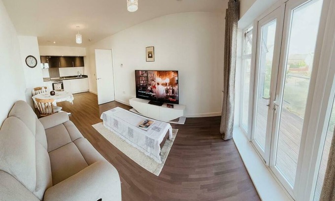 Hillingdon Apartment | Modern two-bedroom flat, fully equipped