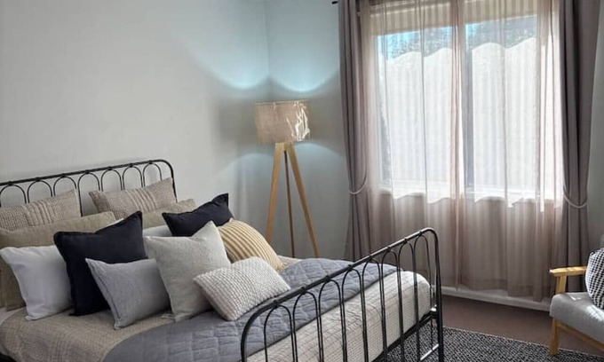 Highton Apartment | New Property Special-100m Highton Village - $150/n