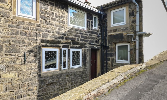 Ainley Top Cottage | 11 HOLLIN WELL COTTAGE, family friendly in Sowerby Bridge