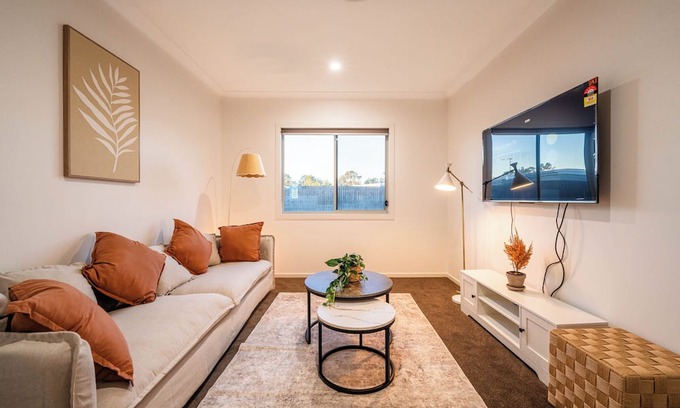 Ripley House | Little Hampton Retreat - Family Fun House w Pool
