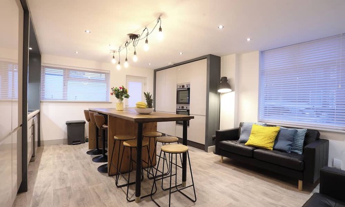 Southville House | Trendy 6-Bedroom Bristol Home | Spacious Group Stay by North St & City Centre