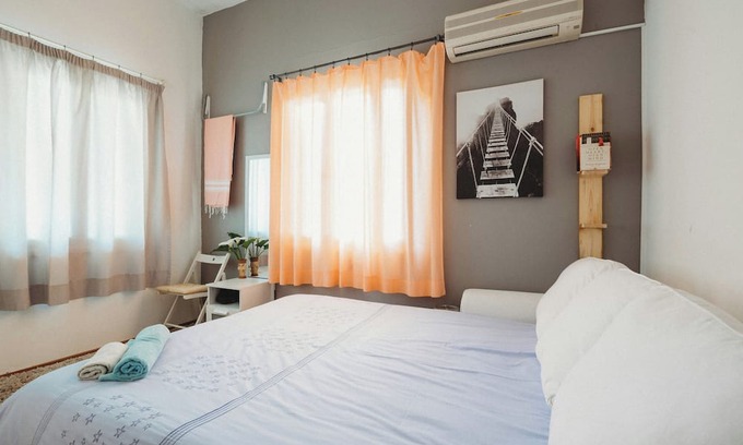 Indirapuram Apartment | Cozy 1-bedroom apartment in fantastic indirapuram with AC