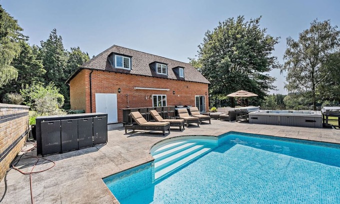 Maidstone House | Perfect Booking | Luxury Home With Pool & Gym