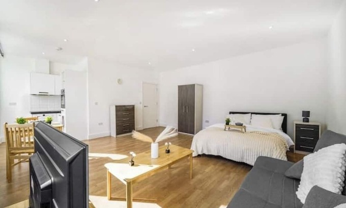 Borehamwood Apartment | NEW Private Studio with parking