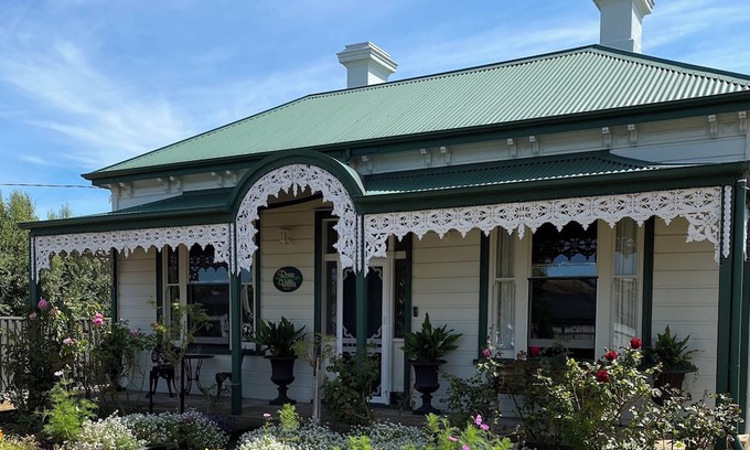 East Devonport House | Rosevilla Heritage Home in East Devonport with private parking and free WiFi