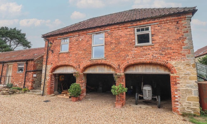 Scawton Cottage | THE ANNEX AT MANOR FARM, pet friendly, with a garden in Brandsby