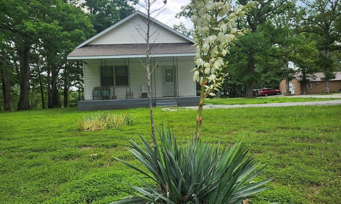 Osceola Cabin | Cozy 2-bedroom Schoolhouse Cabin near Truman Lake access points