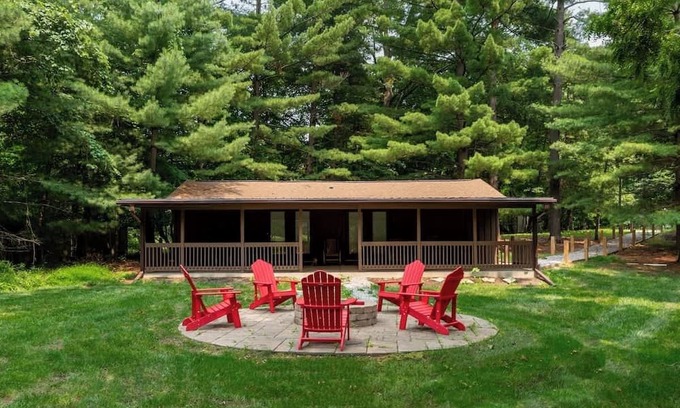 Galena House | Smart TV with Roku I King bed I 10mins to Polaris