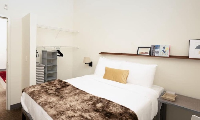 Westown Apartment | Flexhome Cream City 2BR Apt - Just 3 Blocks to Fiserv with Gym and Parking