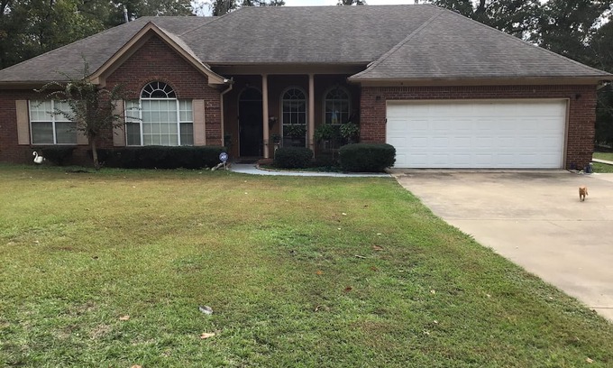 Benton House | Charming 3-bedroom 2.5 bath house in pleasant Yazoo City with plenty of space