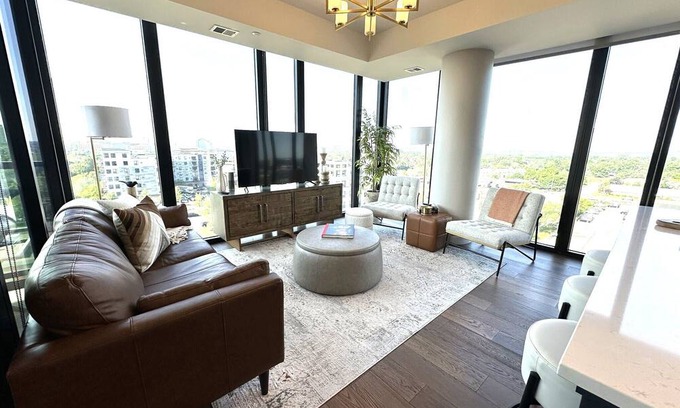 Edina Apartment | Beautiful 2 Bedroom Executive Corner Apartment