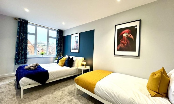 Westbourne Apartment | Modern 6BR | 12 Beds | Near Beach | Sleeps 20