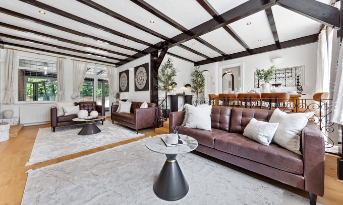 Staines House | Luxury 6-Bedroom Home with Playground & Gym