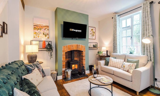 Sandbach House | Beautiful Cozy Cottage Home in Sandbach, Sleeps 4!