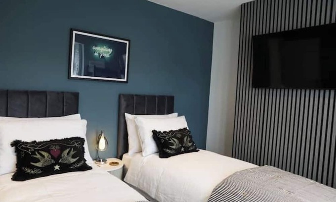 Earley Villa | Cosy Refurbished 4-Bed Home | Double Parking | Near Legoland & Reading