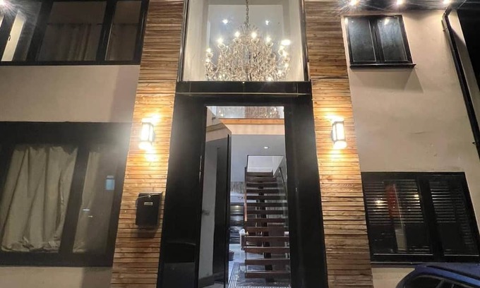 Luton House | Elegant family home, 2x jacuzzi corner bath…