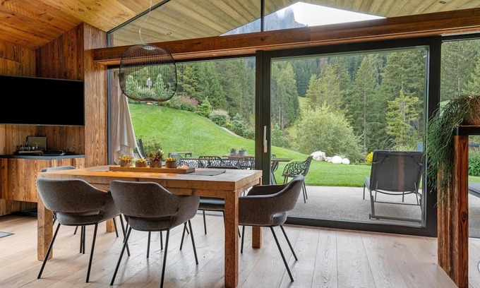 Selva di Val Gardena Ski Chalet | Chalet 'L Piz Dolomites' Right on the Ski Slope