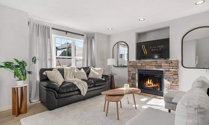 Silverado House | Le Mardi| Fire Pit | Fenced Backyard | AC