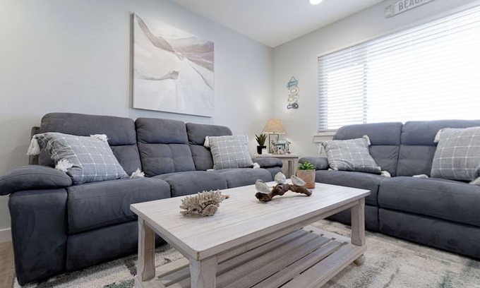 Port Aransas Condo | Roomy 1 BDRM block from the BEACH Large Pool w/a Private Courtyard