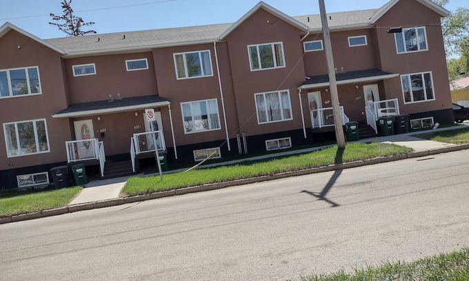 Saskatoon Downtown House | 5 BR Townhouse on Duchess.St
