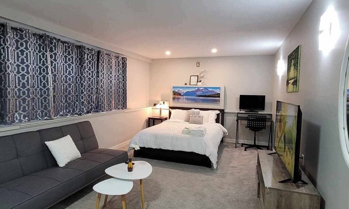 Port Coquitlam Bed & Breakfast | Charming 2-bedroom bed & breakfast in Port Coquitlam with AC, WiFi