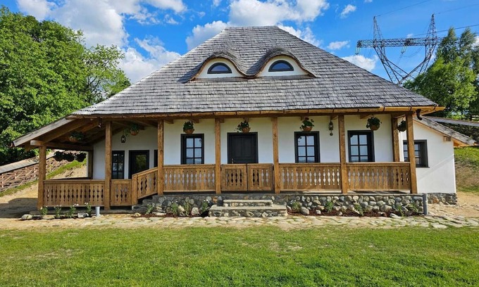 Bran House | Charming 2-bedroom house in brilliant Bran with WiFi