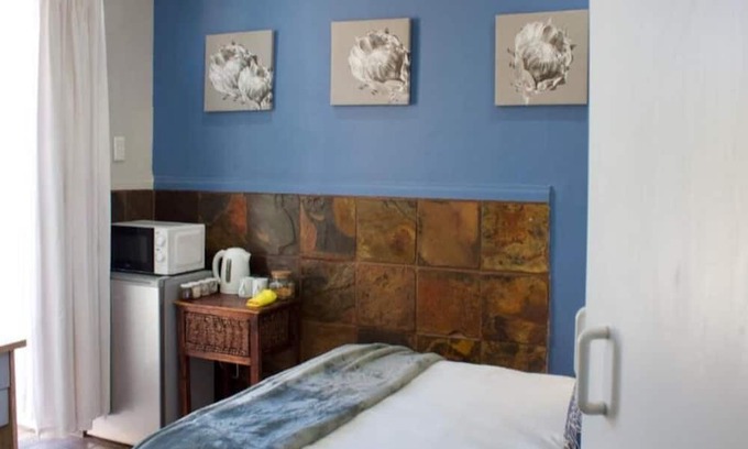 Fichardt Park Apartment | Orchard Guesthouse Twin Room